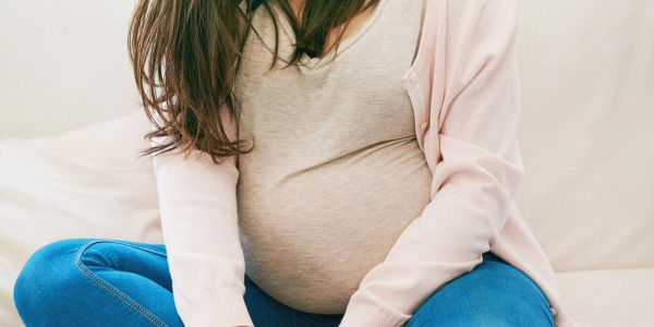 Ból stóp w ciąży: co wywołuje dolegliwości i jak je złagodzić?