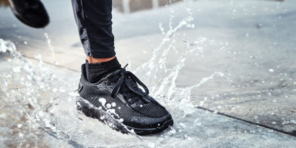 Jak zabezpieczyć buty przed deszczem? Zobacz te metody!