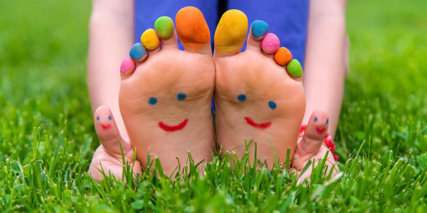 Sucha, łuszcząca się skóra na stopach u dziecka – przyczyny i postępowanie