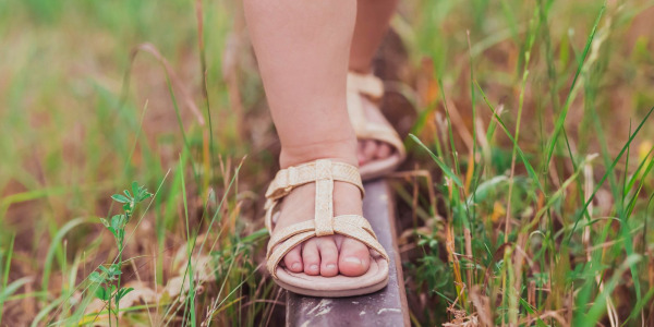 Wpływ złego obuwia na zdrowie dziecka – jakie może mieć skutki?