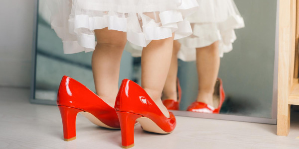Buty na obcasach dla dziewczynki – dlaczego nie są dobrym pomysłem?