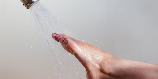 Dlaczego stopy nadmiernie się pocą i jak temu zaradzić?