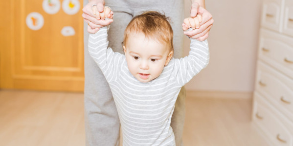 Jak przebiega nauka chodzenia dziecka i jak pomóc mu w stawianiu pierwszych kroków?