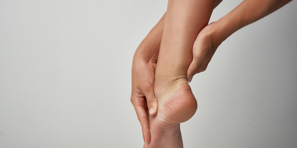 Ostroga piętowa – objawy, przyczyny i sposoby leczenia