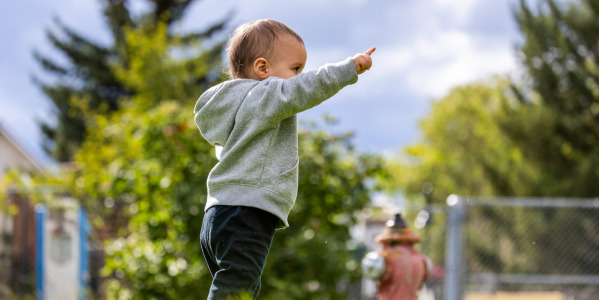 Dlaczego dziecko chodzi na palcach i czy to powód do niepokoju?