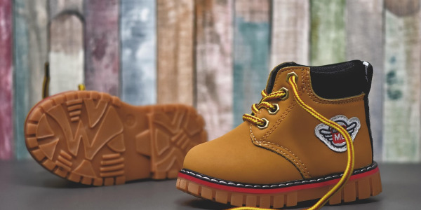 Dlaczego coraz więcej rodziców wybiera buty dziecięce z naturalnej skóry – korzyści i mity