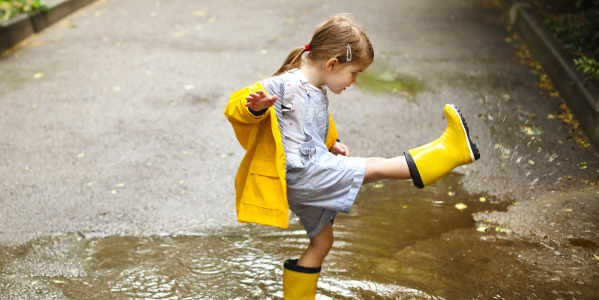 Pierwsze kalosze dla dziecka – jak wybrać odpowiednie buty na deszczowe dni?